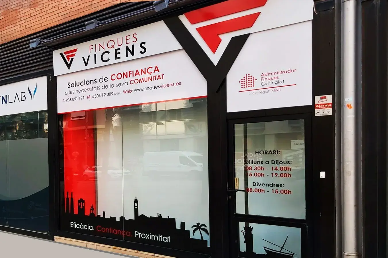 Identidad y rotulación exterior de la oficina de Finques Vicens